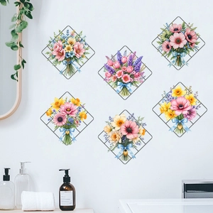 Dettaglio di adesivi murali floreali con tulipani e cosmo per decorazione soggiorno
