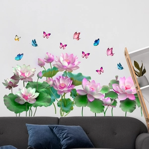 Vue détaillée des autocollants muraux lotus et papillons étanches sur un mur blanc de salon épuré