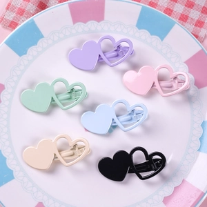 Lot de 6 pinces à cheveux en forme de cœur aux tons pastel sur une assiette décorative