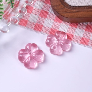 Makro-Detail von zwei rosa durchscheinenden Harzblumen mit feinem Glitzer für DIY-Schmuck