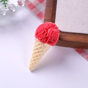 Vue macro d'un accessoire glace avec pompon en résille rouge et cône texturé de 2,5cm