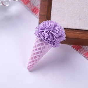Gros plan détaillé d'un accessoire de cheveux cornet de glace violette pour le DIY