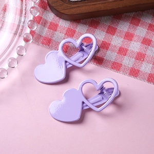 Détails de barrettes violettes en forme de cœur avec motifs pleins et ajourés