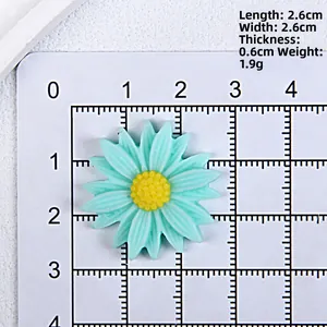 Dettaglio del ciondolo a margherita in resina bicolore con misura di 2,6 cm