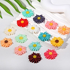 Dettaglio macro di fiori di margherita in resina con trama 3D e petali variopinti