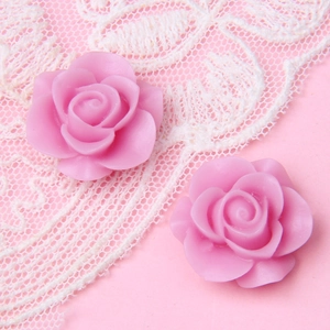 Detailansicht der 18mm rosa Harzrosenblüten mit flacher Rückseite für DIY-Schmuck