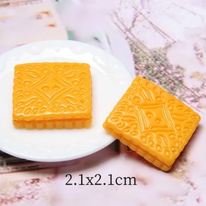 Dettaglio macro di biscotti quadrati in resina arancione per artigianato fai-da-te 2,1x2,1cm