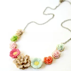 Detailed top view of vintage resin flower necklace in pastel colors with bronze chain