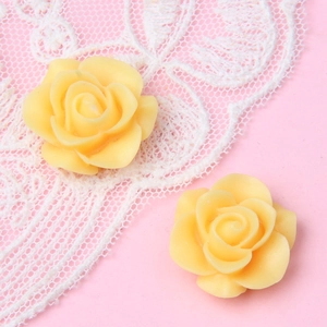 Detailansicht zweier gelber 18mm Harzrosen für DIY-Schmuck und Haar-Accessoires