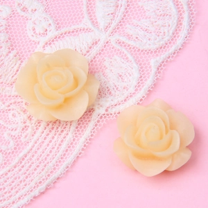 Detailansicht beige 18mm Harzrosen für DIY-Ohrringe und Haarschmuck-Bastelbedarf