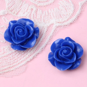 Detaillierte Draufsicht auf zwei blaue Harzrosen für DIY Haarschmuck auf Spitze