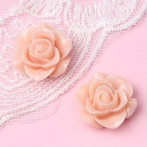 Nahaufnahme von 18mm pfirsichrosa Harzrosen-Cabochons für DIY Schmuck und Bastelarbeiten