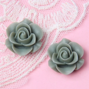 Makroaufnahme von 18 mm grauen Harzrosen für DIY-Schmuck und Bastelzubehör für Haare