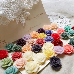 Detailansicht der 18mm bunten Harzrosen Cabochons für DIY Ohrringe und Schmuckherstellung