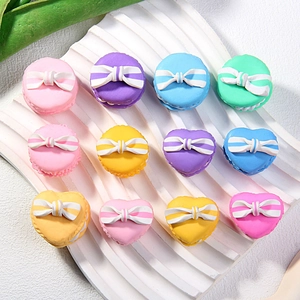 Bunte Macaron-Anhänger aus Ton mit gestreiften Schleifen für DIY-Handwerk und Dekoration