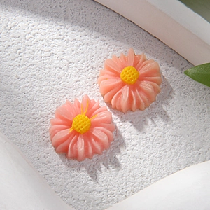 Detalle macro de flores de margarita de resina rosa de 12 mm para joyas DIY y fundas móvil