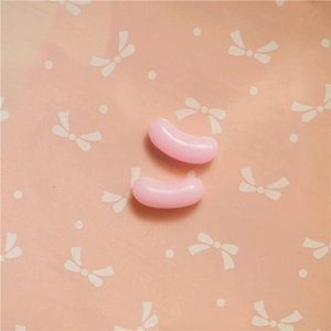 Primer plano de dijes de luna de resina rosa para manualidades con textura de gelatina