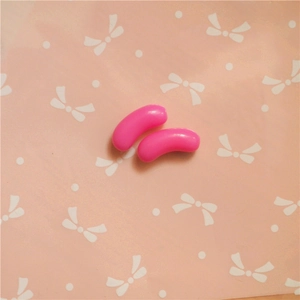 Primer plano de dos cuentas de resina rosa brillante para fundas de móvil y manualidades
