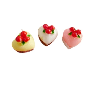 Three-piece set of miniature heart-shaped strawberry cakes for dollhouse decor