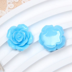 Makro-Detail von himmelblauen 19mm Harzrosenblüten-Reliefs für DIY Schmuckherstellung