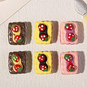 Accessori fai-da-te in resina biscotti fragola in marrone, giallo e rosa per cover