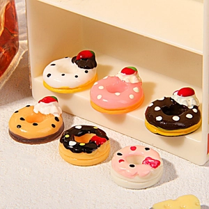 Set aus sechs niedlichen Harz-Donut-Miniaturen mit bunter Glasur für DIY-Bastelprojekte