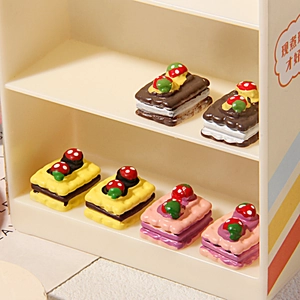 Miniature biscotti alla fragola in resina su un supporto per dolci color crema a due livelli