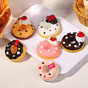 Set mit sechs süßen Harz-Donut-Anhängern mit Creme und Erdbeeren für Bastelarbeiten