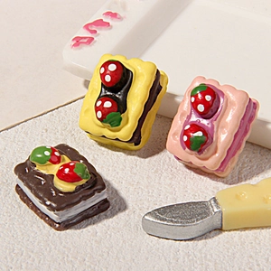 Ciondoli biscotto fragola in resina per decorazione cover cellulare e DIY