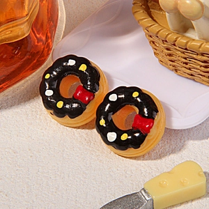 Nahaufnahme von DIY-Harz-Schoko-Donut-Anhängern mit roter Schleife für Bastelarbeiten