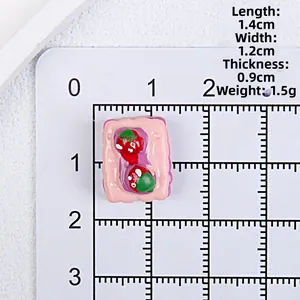 Detailweergave van roze aardbei-koekjes cabochon van hars met exacte afmetingen