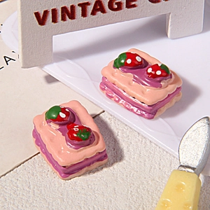 Dettaglio macro di torte alle fragole in miniatura in resina per custodie fai-da-te