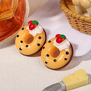 Makro-Detail von 2 süßen Harz-Erdbeer-Donuts für DIY-Handwerk und Handyhüllen-Deko