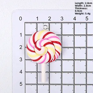 Primer plano del colgante de piruleta de arcilla de colores con medida de 28mm