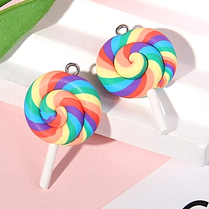 Dettaglio macro di un ciondolo a lecca-lecca arcobaleno da 28mm con gancio metallico