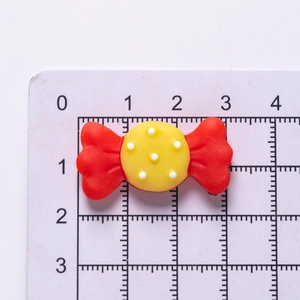 Matte Harz-Süßigkeit DIY Zubehör mit roter Schleife und gelbem Punktmuster, 3,2cm