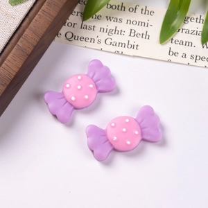 Nahaufnahme der matten Harzbonbons in Pink und Lila für DIY-Schmuck und Bastelarbeiten