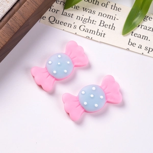 Detailansicht niedlicher matter Harz-Bonbons in Rosa und Blau für DIY-Bastelzubehör