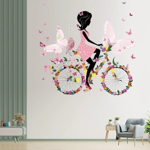 Detail von Blumenfee Fahrrad Wandsticker mit bunten Schmetterlingen in modernem Wohnzimmer