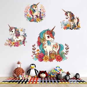 Dettaglio di quattro adesivi murali unicorno colorati con motivi floreali nella stanza