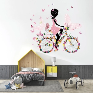 Detailliertes Wandtattoo mit Mädchen auf Blumenfahrrad und Schmetterlingen im Kinderzimmer