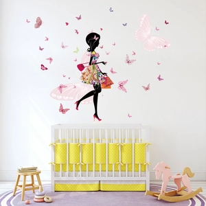 Détail d'autocollant mural: silhouette de fille en robe fleurie et papillons colorés