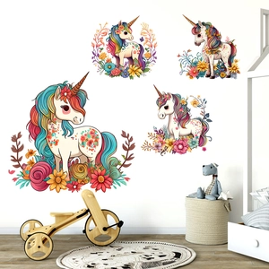 Dettaglio di adesivi murali unicorno colorati con fiori per decorazione camera dei bambini