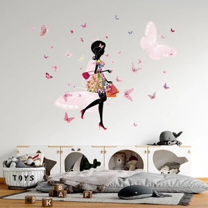 Vue détaillée du sticker mural fille fée avec papillon rose dans une chambre d'enfant