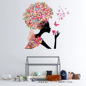 Détail de l'autocollant mural fille aux papillons avec fleurs colorées et silhouette