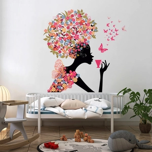 Détail du sticker mural fée des fleurs avec papillons et femme florale pour chambre enfant