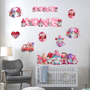 Détail de stickers muraux gnomes de Saint-Valentin avec lettres LOVE et camion rouge