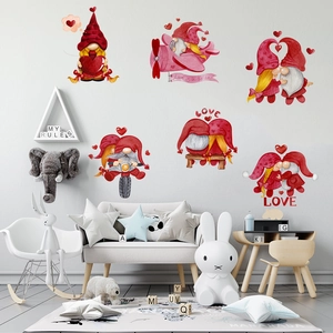 Détail de mur de chambre d'enfant avec stickers de gnomes de la Saint-Valentin rouges