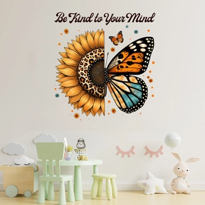 Dettaglio dell'adesivo murale girasole e farfalla con frase Be Kind to Your Mind in camera
