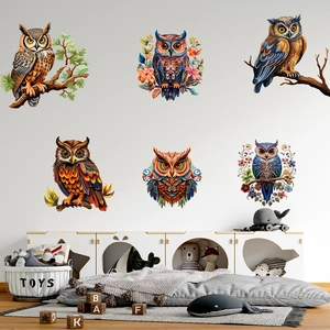 Détail de stickers muraux hiboux colorés avec motifs floraux pour décoration de pépinière